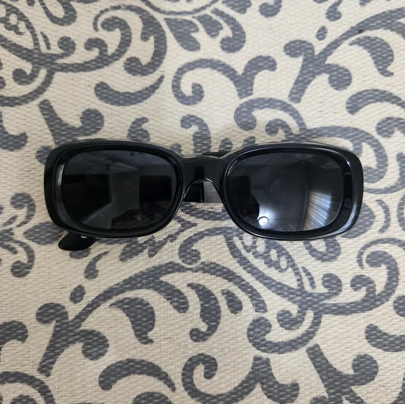 Vintage Versace 90's Sunglasses and MEDUSA CASE - Picture 11 of 11